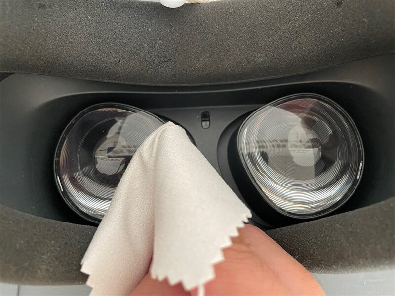 How to clean lenses on Oculus Quest 2